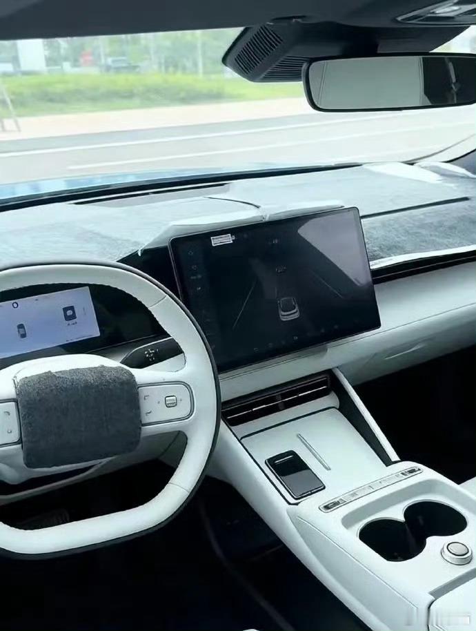 比亚迪王朝轿车，秦MAX实车，新车长宽高4866/1880/1495mm，轴距2