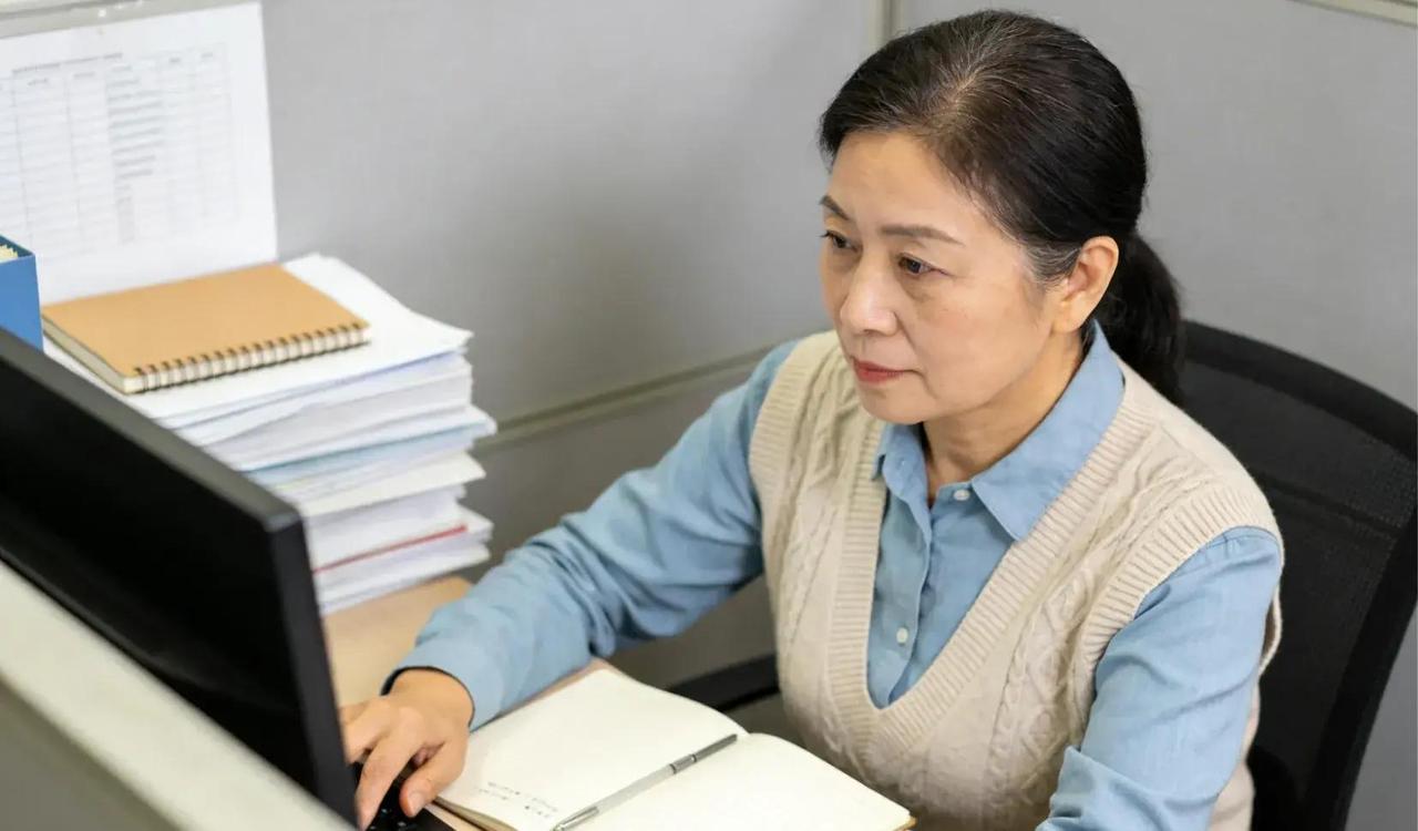 近日，职场中50岁群体备受关注，很多人面临年龄歧视和精力衰退的困境，如何转危为机