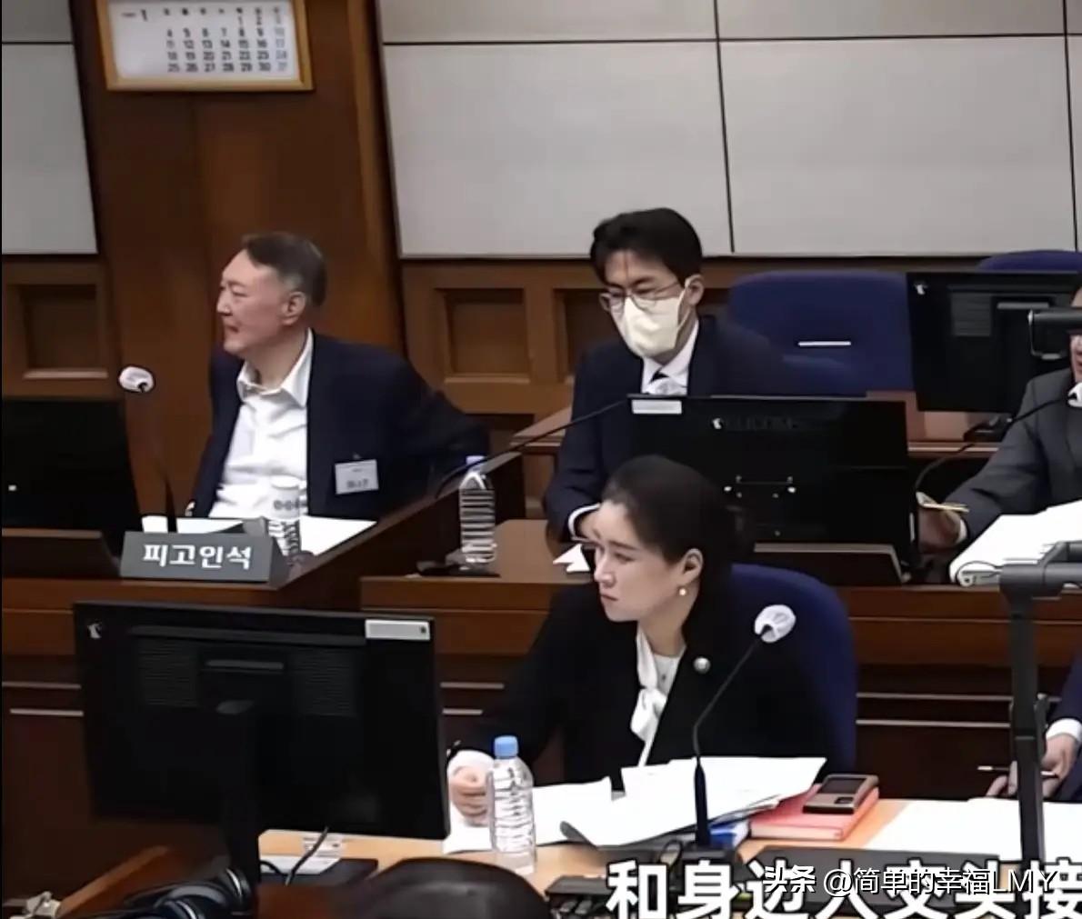 天道好轮回，苍天饶过谁！
 

韩国政坛的清算魔咒再添血色注脚，现任总统将前任送