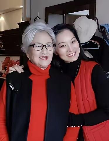 越剧大师王文娟和她的得意弟子李敏同色系服装合影，亲如母女，氛围太温馨了！
上世纪
