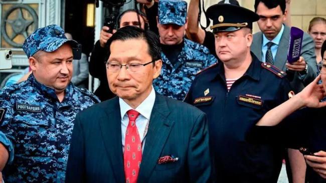 日本大使被叫去训了25分钟，出来面对一堆俄罗斯记者，一个字没吐，日本大使直接走人
