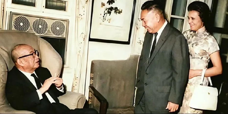 60年代，孔祥熙85岁寿辰之际，蒋经国携夫人蒋方良前来贺寿时的一幕，表面和气祝寿