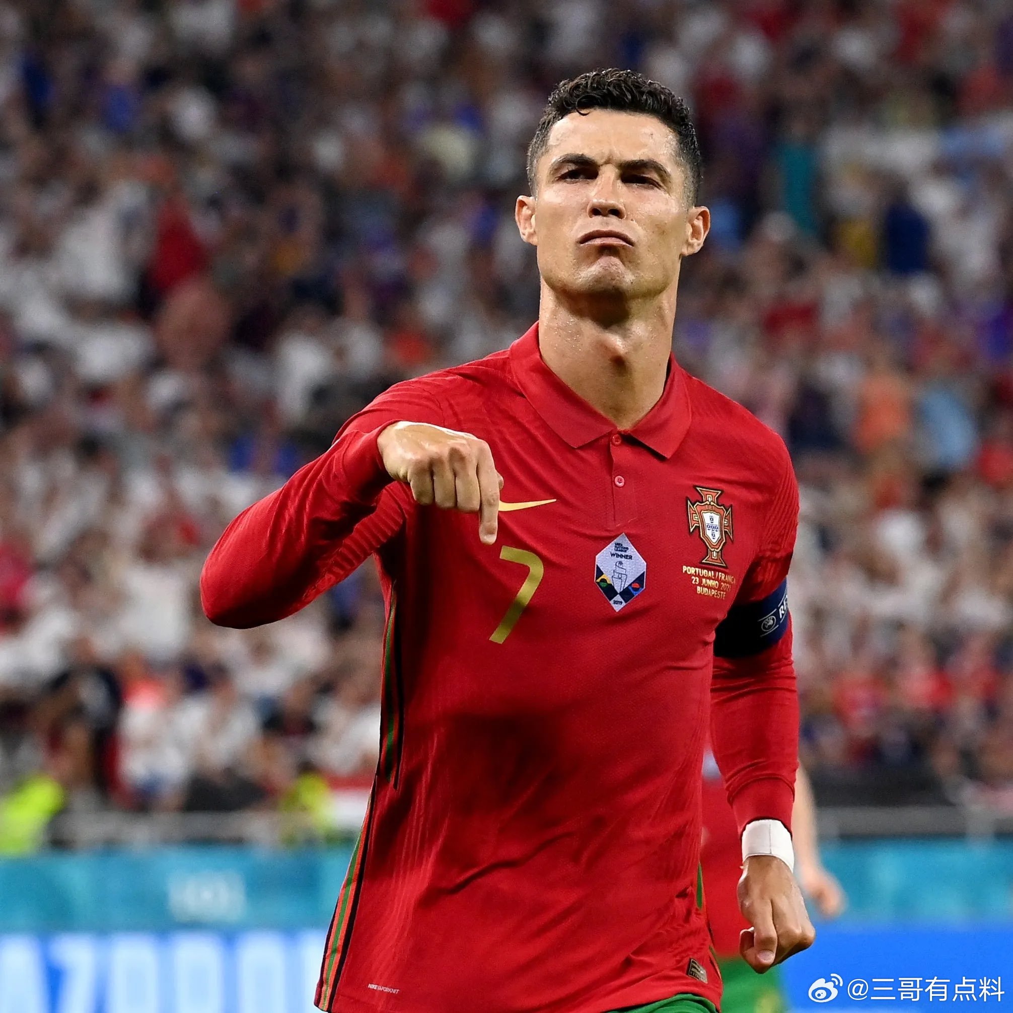 🚨🇵🇹 **现在**：克里斯蒂亚诺·罗纳尔多已向葡萄牙足协提交其完整的足球