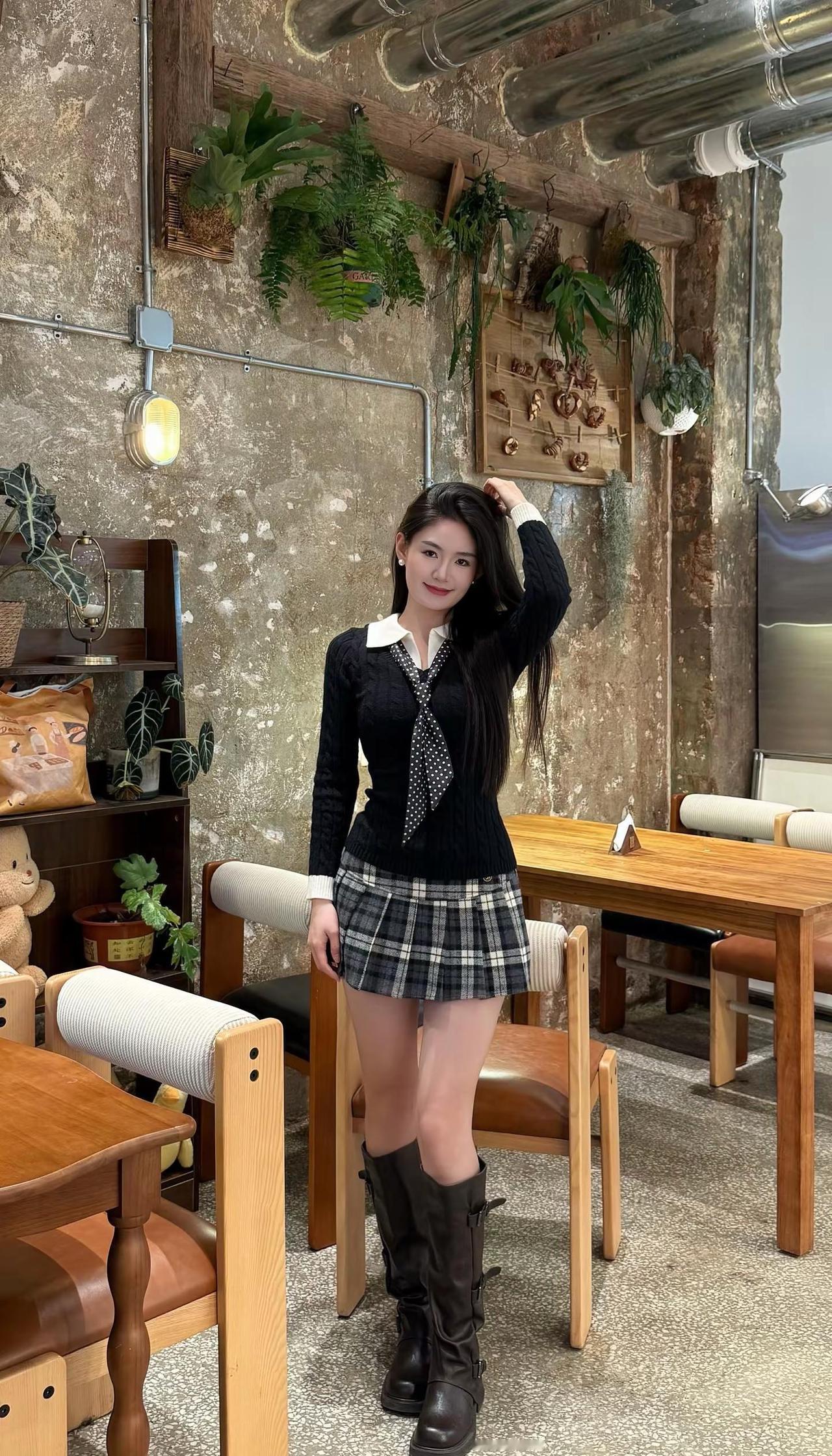 她穿着miniskirt 好像宁艺卓站在这儿inmyfeelings