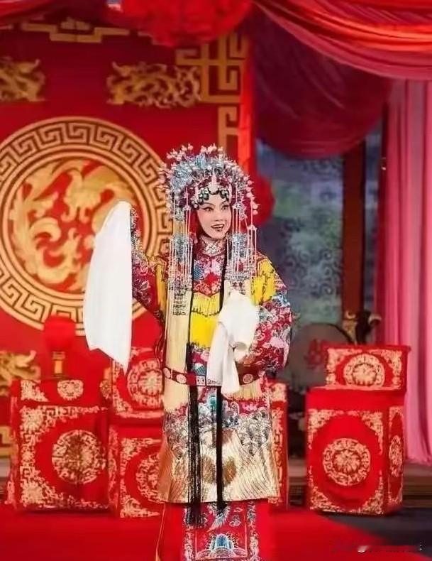 随着京剧大家李维康去世
最坐不住的人
不是相伴一生的耿其昌，也不是她家里的亲人，