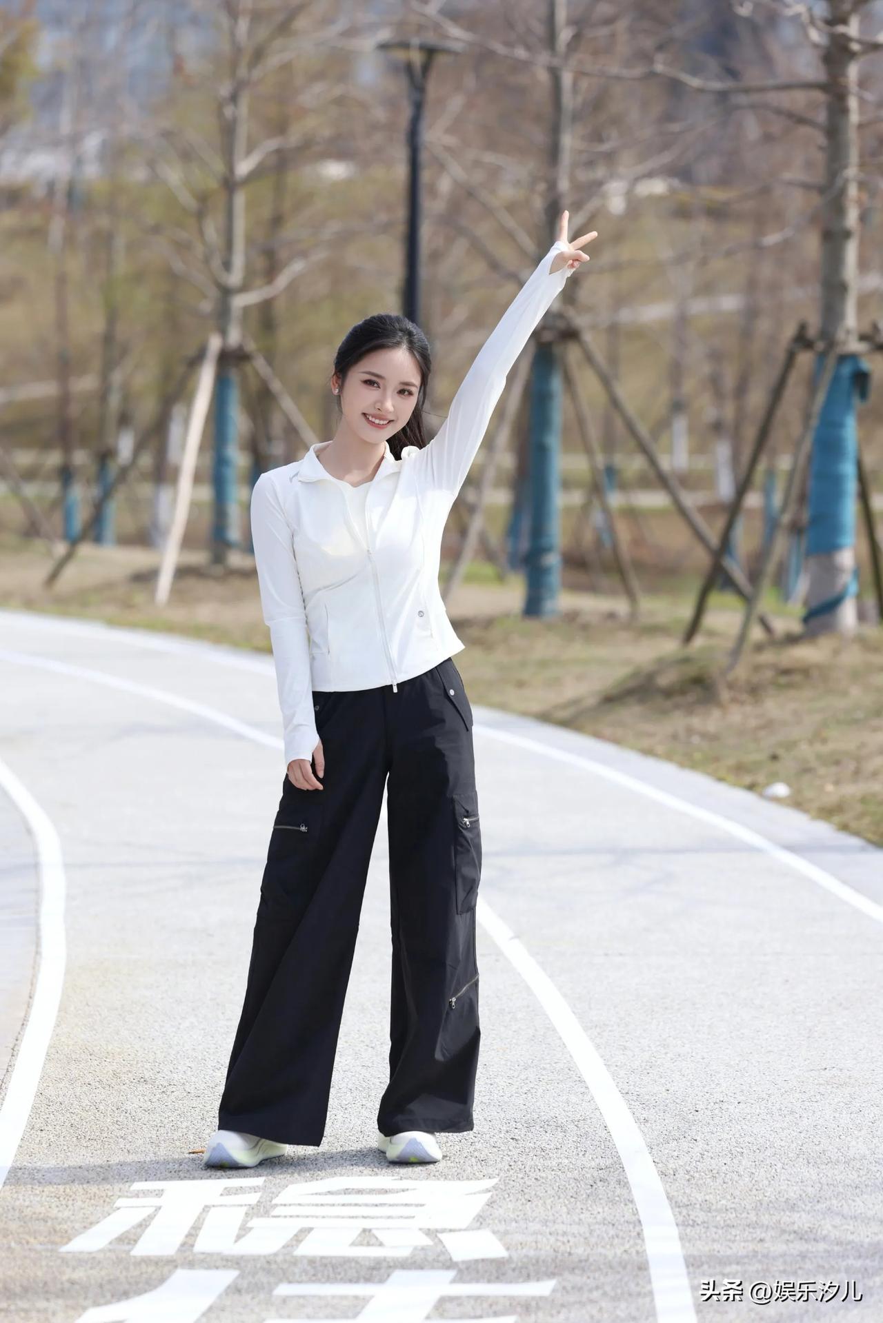 沈月确实长得漂亮
沈月长得很甜美

秦岚颜值也是杠杠滴大美女
秦岚非常有韵味风韵