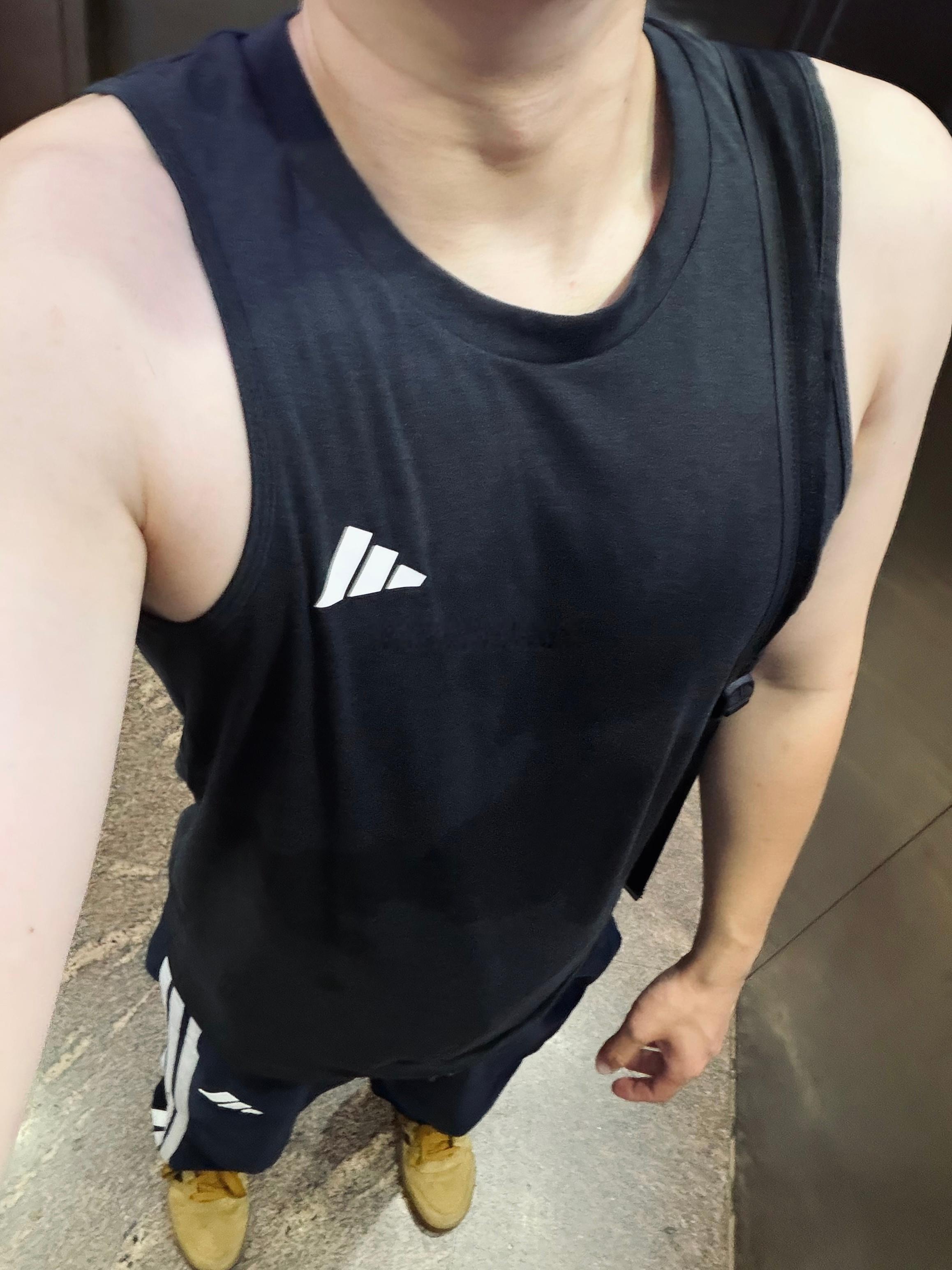 到健身房才发现今天穿了一身都是阿迪 