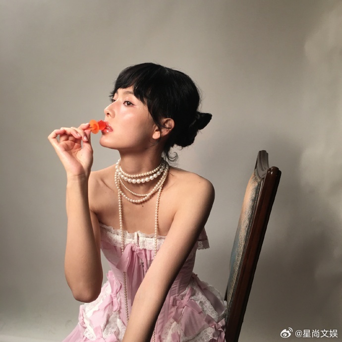 赵佳丽怼脸拍好甜赵佳丽粉色造型太绝了 造型氛围感拉满，赵佳丽完美拿捏粉色风格，温