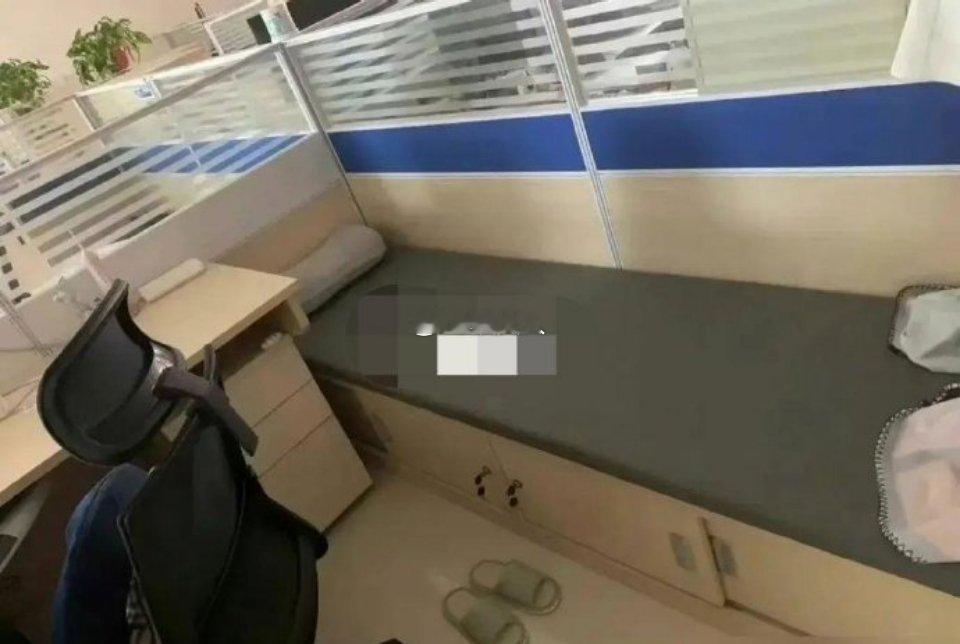 现在的00后是真的卷，直接把工位变成床位了[傻眼] ​​​