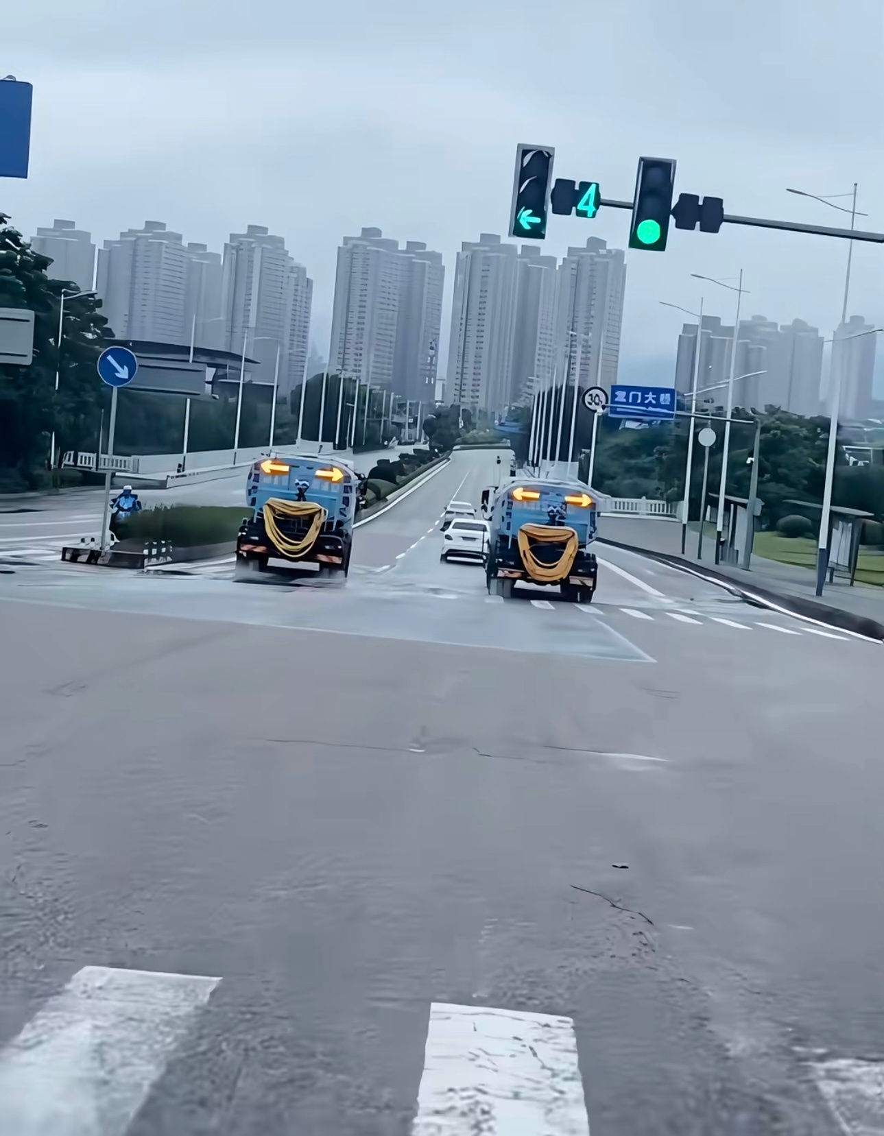 这要是晚上转个弯突然出现，不得吓死啊