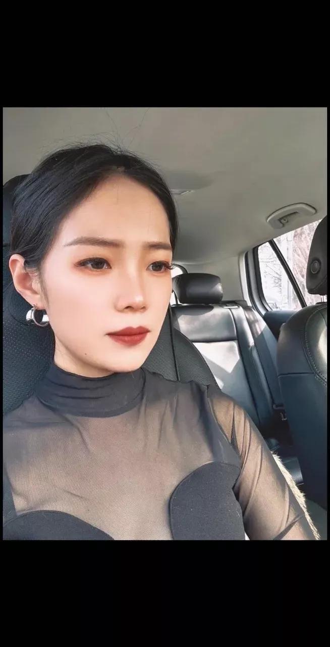 初四像往年一样回娘家，待到中午就回来了，我妈不在了，好像娘家都不是家了。

我爸