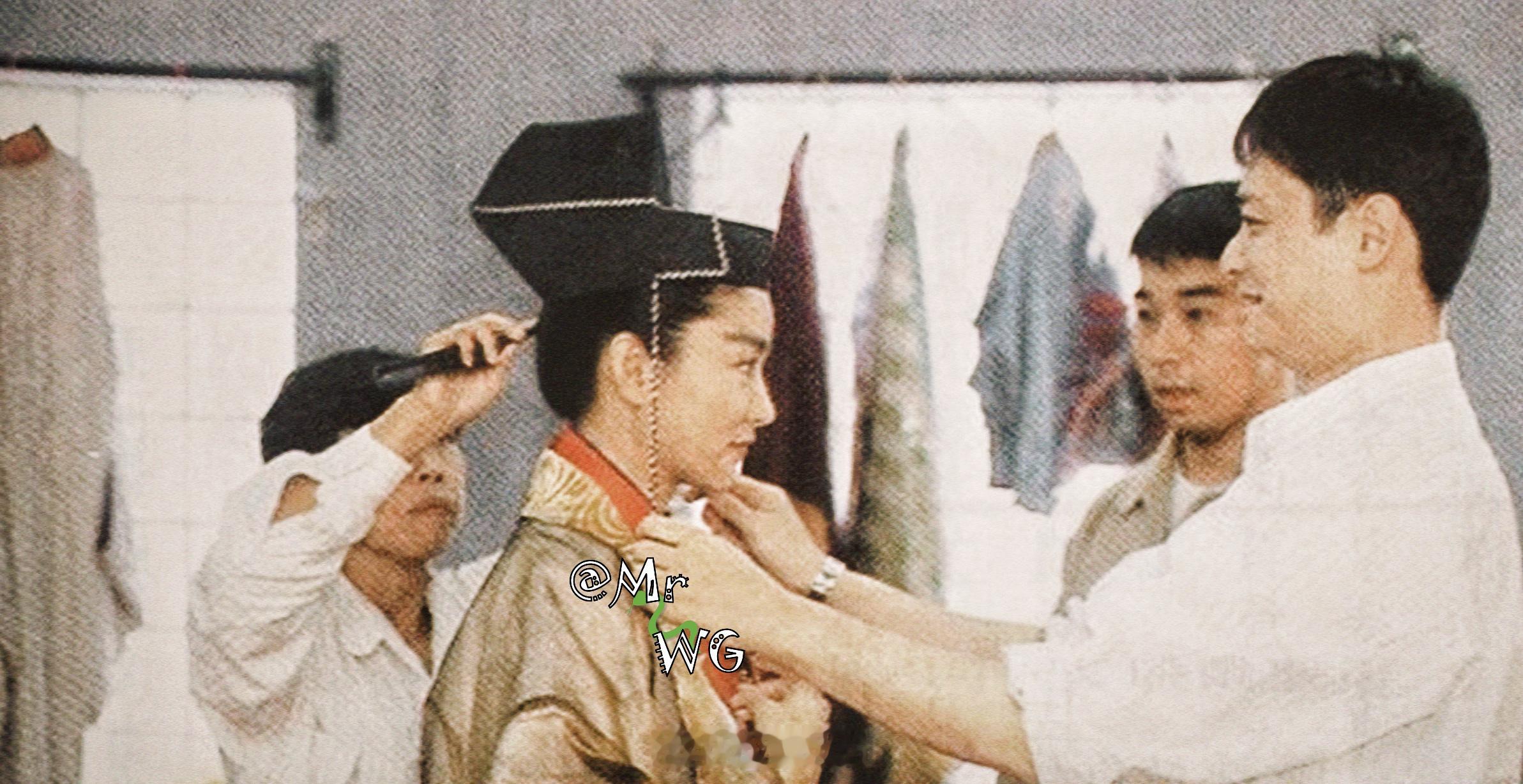 林青霞[超话]独家扫描 穿上金袍，绾起长发，顷刻就是霸气帅教主[酷]——1992