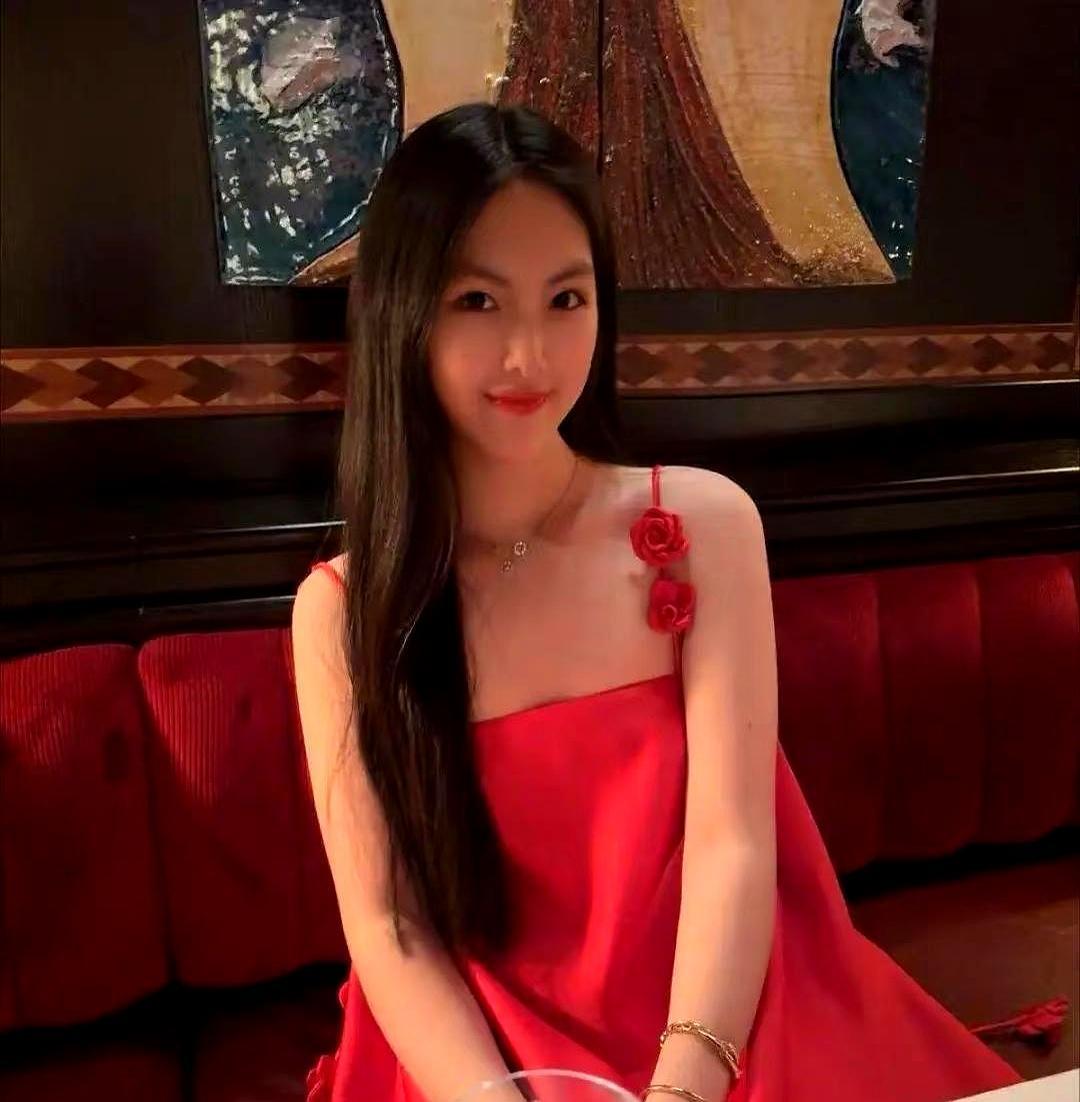 李湘全网被禁一个月，她16岁女儿王诗龄，直接在英国甩出30万的珠宝和一桌龙虾。