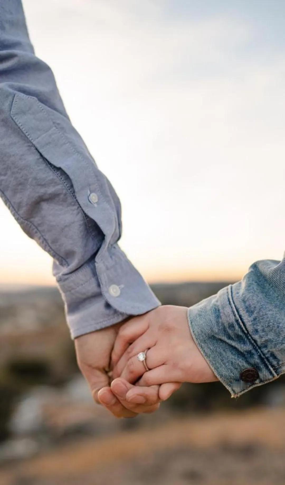 现如今有好多年轻人选择不想结婚，有的父母还会不停的为孩子不结婚而犯愁，着急。其实