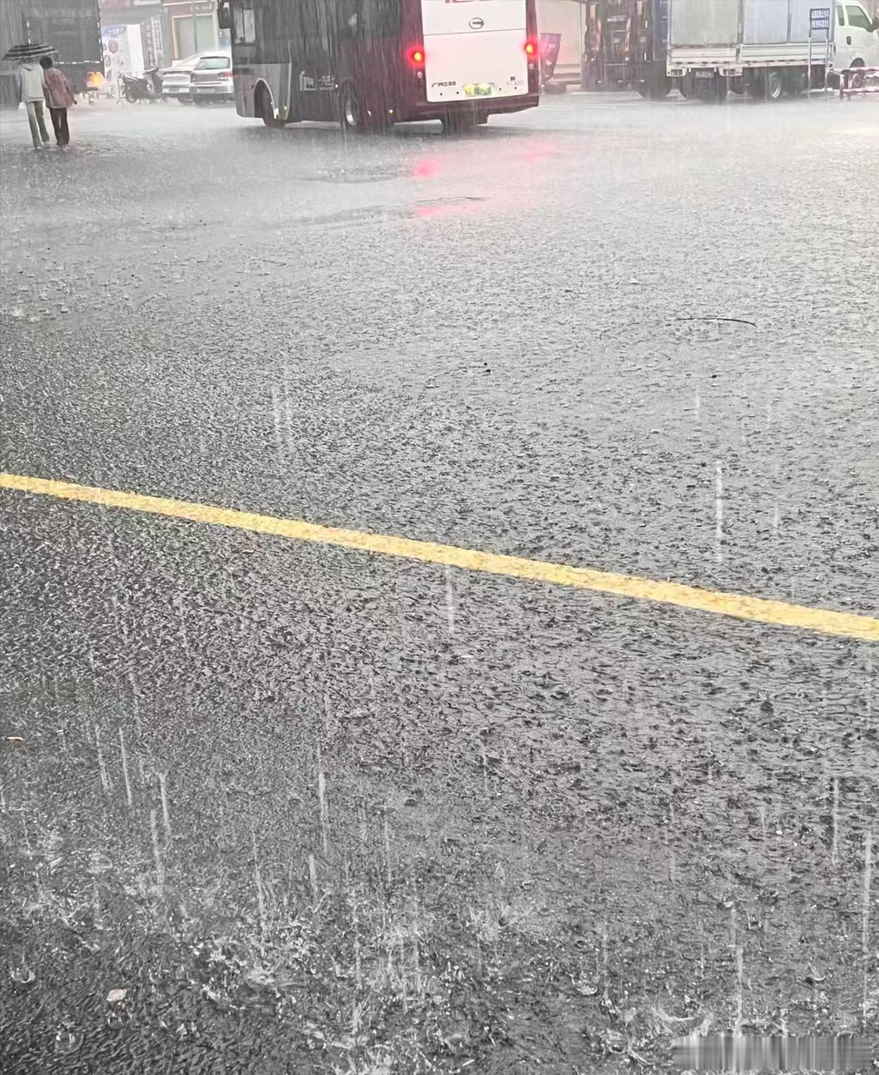 广东开启雨雨雨水水水模式趁着六月雨水丰盈，各大漂流景点迎来旺季，穿梭在山林水道被