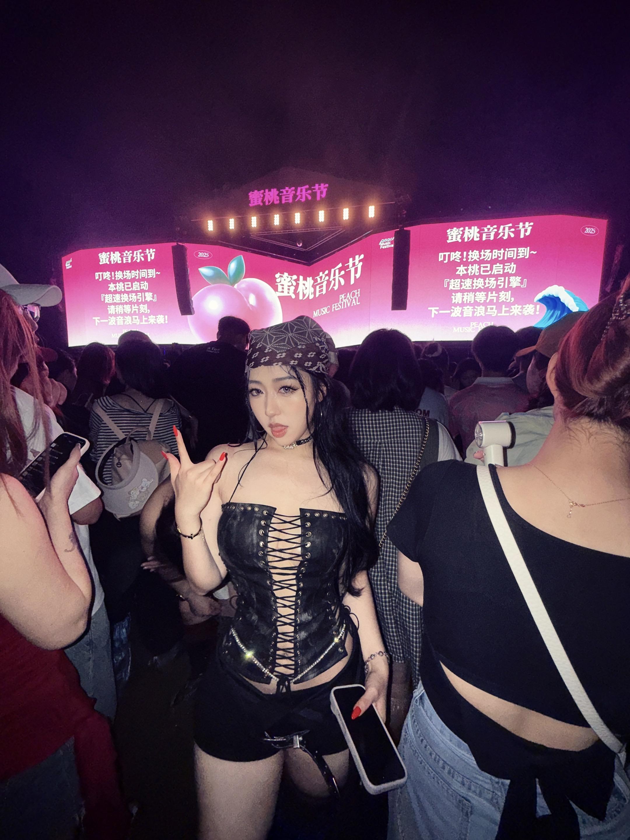 耳机里的人
