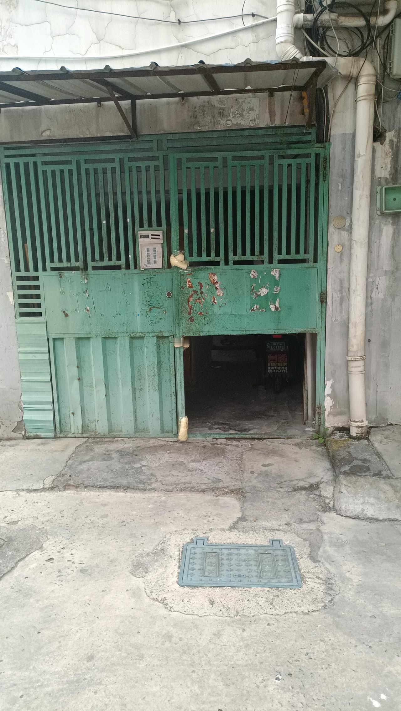 这个单元门还是换一个新的吧，第一眼看到，我总以为要从下面钻进去院子里的门
