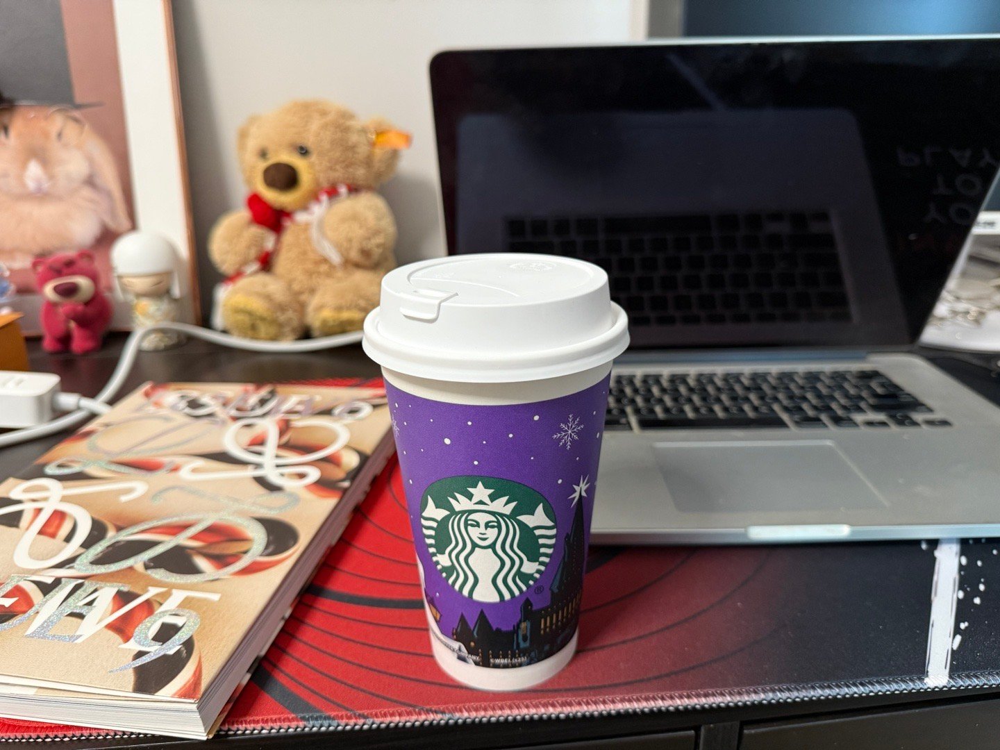 今天推开星巴克大门的瞬间，就被新上的联名杯吸引了，哈迷一眼看出是四个学院款。迫不