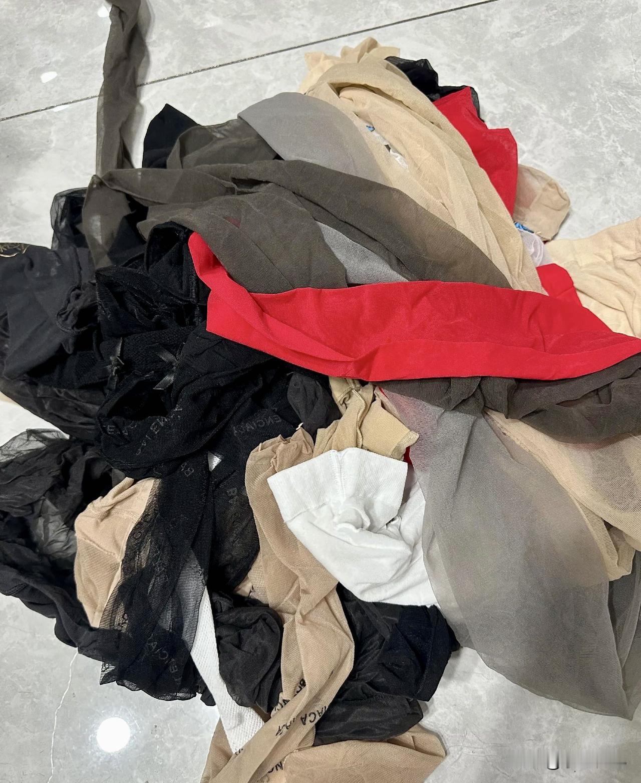 你敢相信吗？
山东德州一名男子，在家中藏了近5000双偷来的丝袜，硬生生把家里变