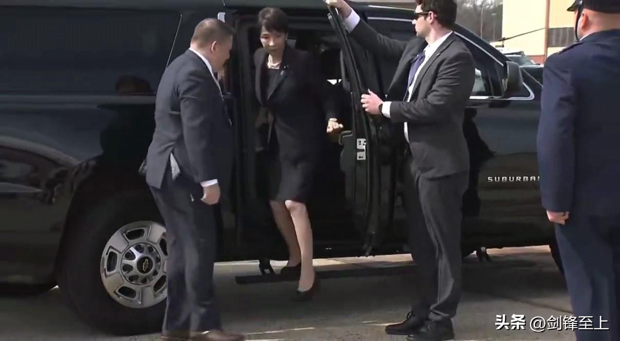 脸都丢尽了
高市早苗访美回国，离开都没个正经人来送下，连地毯都舍不得铺
要知道高