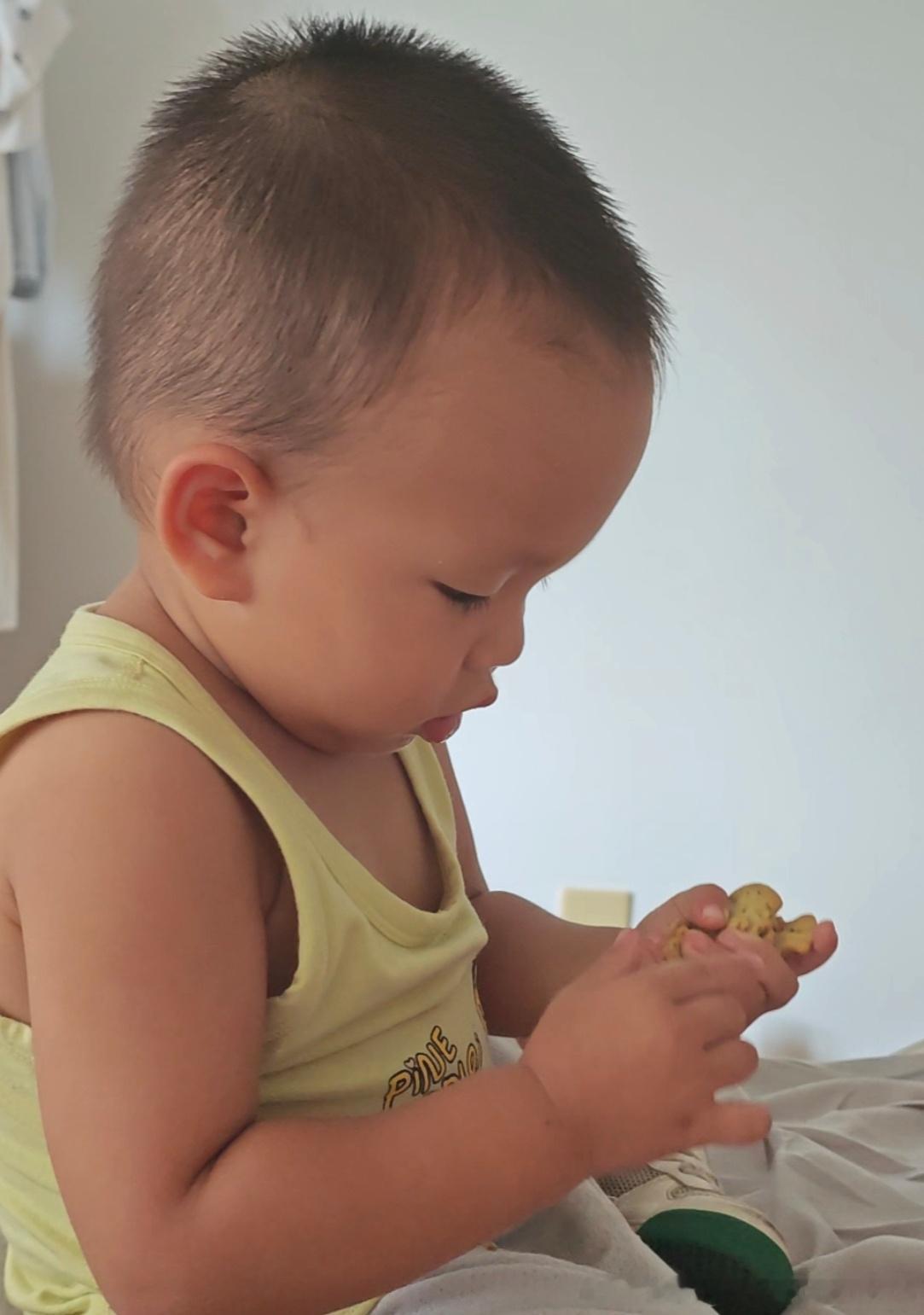 我曾经亲眼看着小孩把我的手机推到床底下，把我的身份证拿过来翻来覆去看了看，然后打