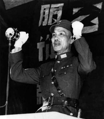 蒋介石去世时，宋美龄为了保全遗体完整，拒绝摘除内脏做永久防腐。这直接导致贴身副官