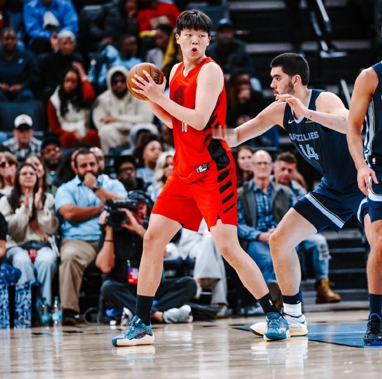 杨瀚森vs灰熊生涯第一次首发4分5篮板3个助攻。
出机会别犹豫💪