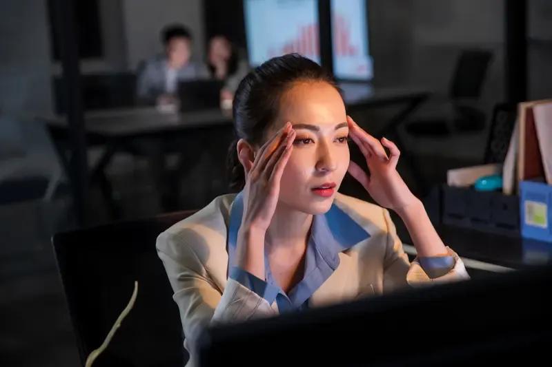 职场切忌责任心泛滥。
责任心本是一个褒义词，但有时在工作中其实对你自己伤害极大。
