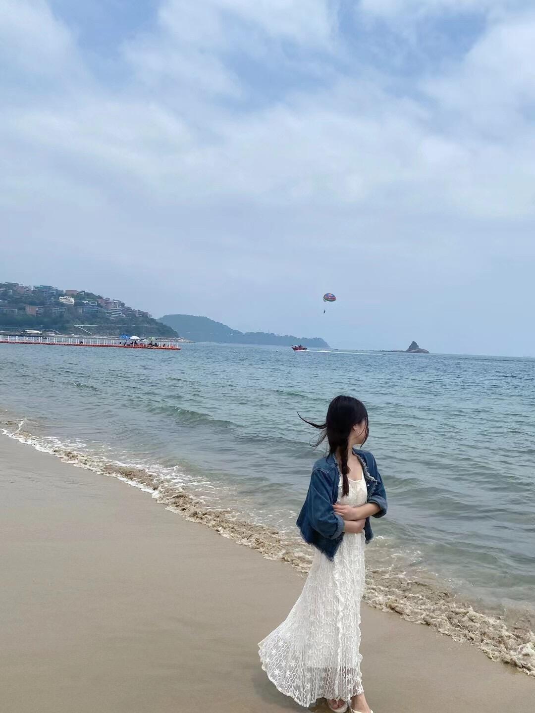 人这一辈子，

礼物和爱都不要伸手去要，

主动给的是偏爱，

伸手要来的，那是