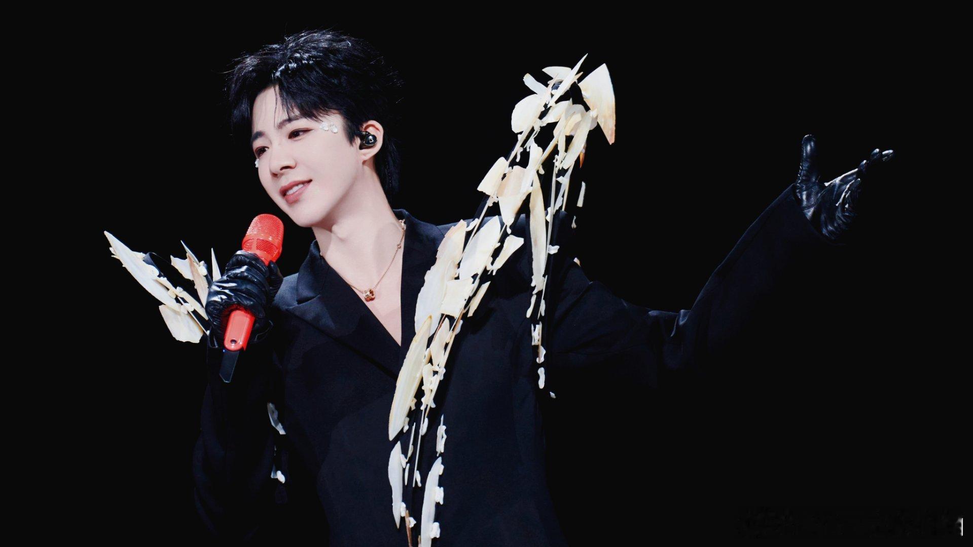 微博之夜微博KING和QUEEN他的嗓音，仿佛有着魔力，能够轻易地穿透喧嚣，抓住