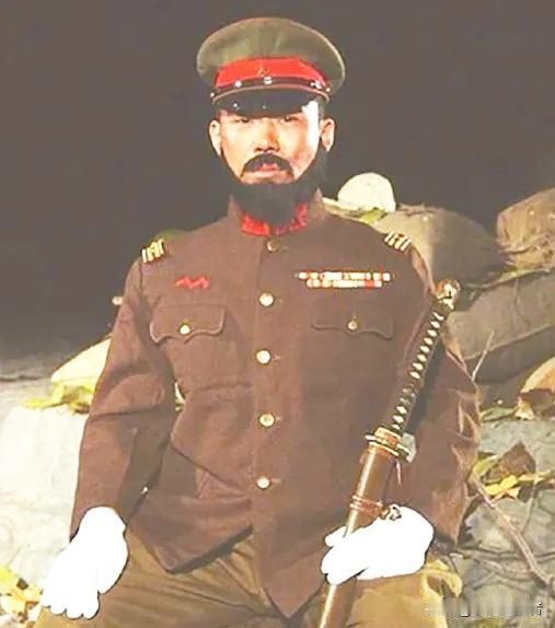 1938年，日军大佐脱光上衣，光着膀子在阵地前挥舞军刀，这时，中国阵地上一个士兵