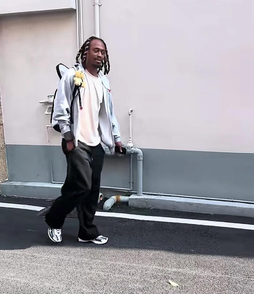 麦考尔一拐一拐的边走边哼着济公曲:“鞋儿破，帽儿破，身上的袈裟破，你笑我，他笑我