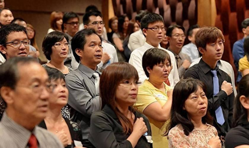 我身边有几个做财富管理的朋友，最近口径惊人一致：客户一窝蜂地跑迪拜了，新加坡都快