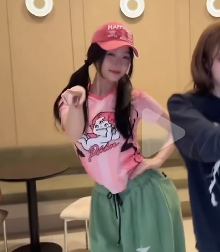 虞书欣崔叡娜cha怎么能有这么可爱的女孩子，韩妆妆造太适配了，好像草莓软糖～被欣