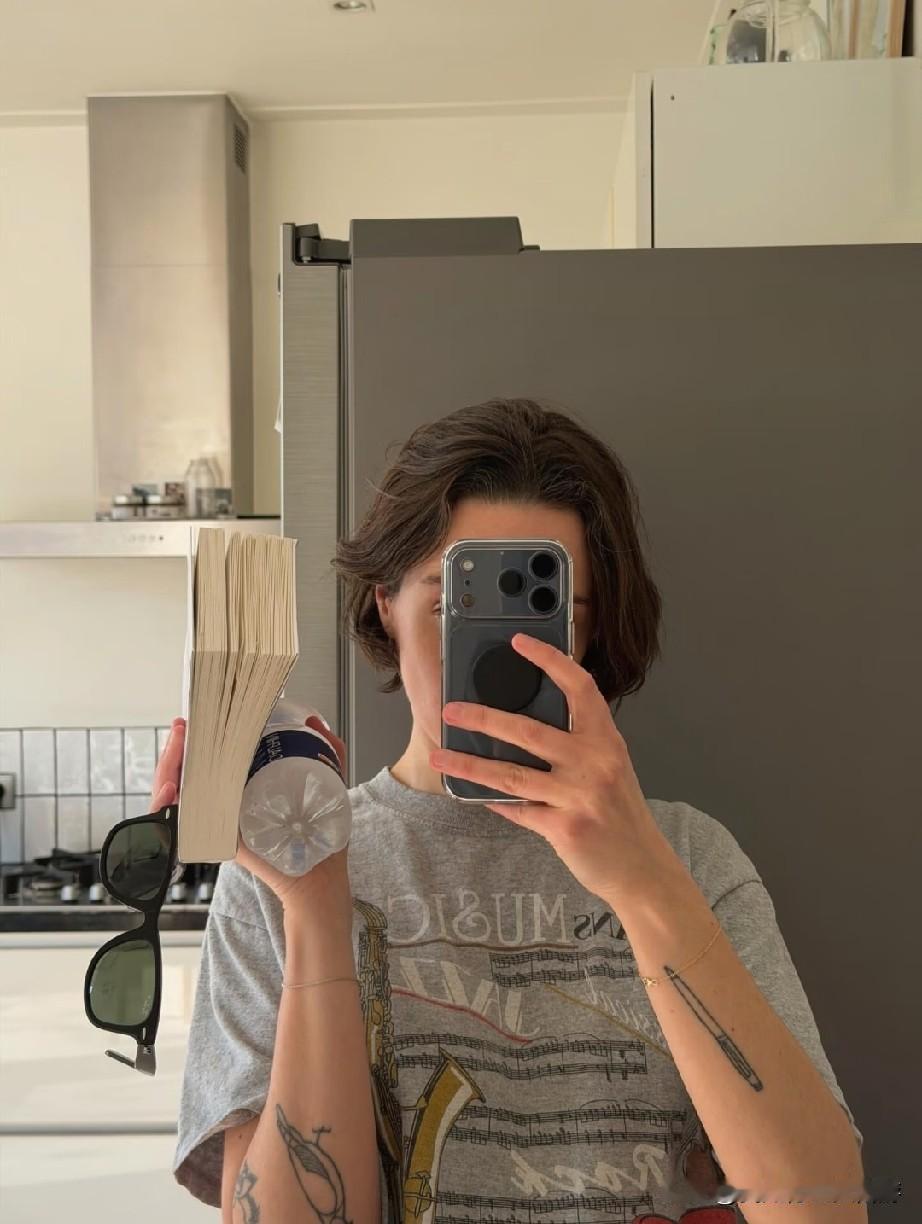 极简松弛的法式日常美学
没有繁杂的装饰，堆满书本的角落、随手翻读的书页
简单黑上