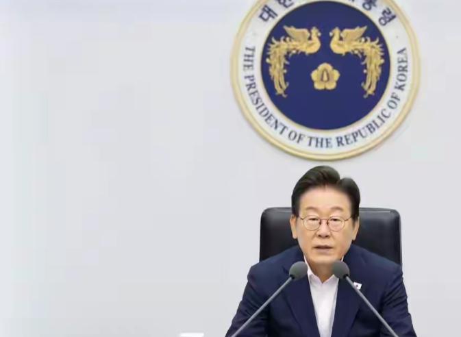 李在明太软弱了，美国抓捕了韩国的在美务工人员，然而李在明却连一句公开的对美国的轻