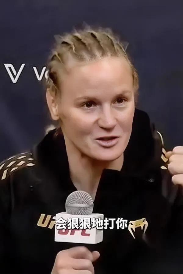 舍普琴科赢了，但她比谁都“怕”。

采访里她说，踢中伟丽很多次，可每回刚想往前压