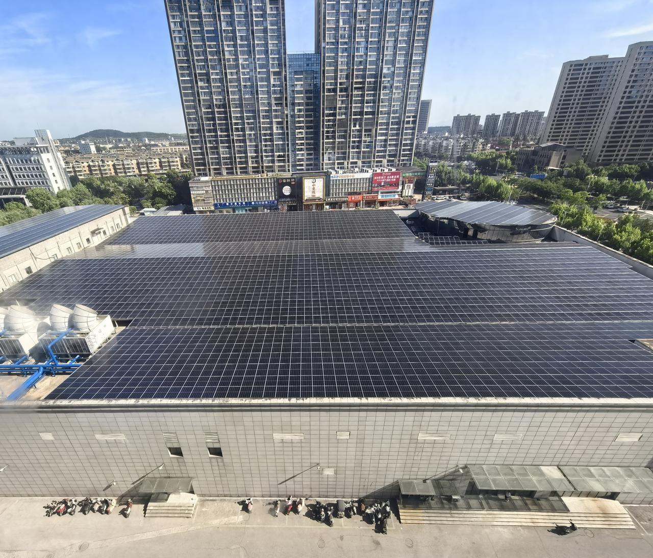 大润发超市的屋顶这一大片光伏板，感觉一天应该能发很多电。

问了一下AI，回答说