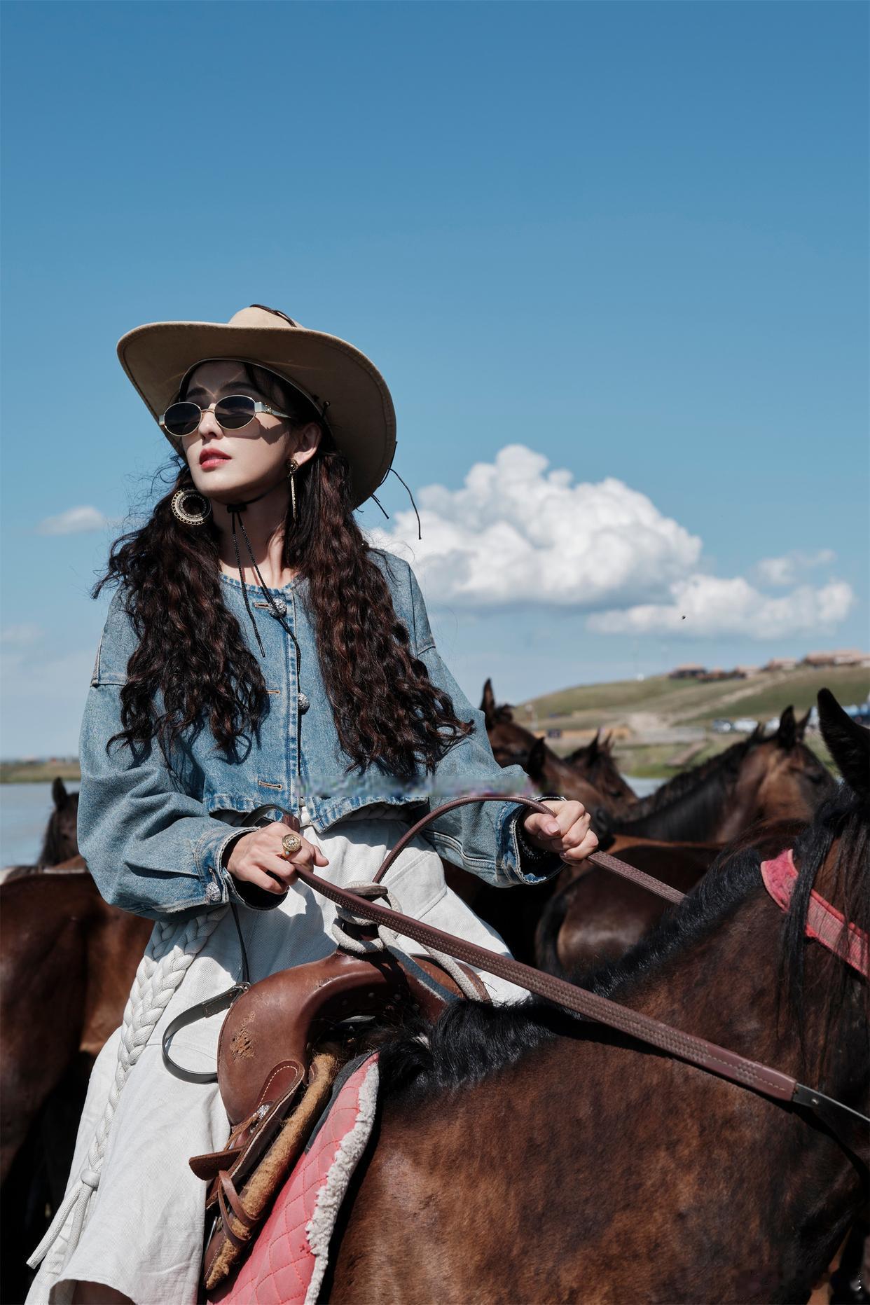 佟丽娅，牛仔女郎狂野上线…… ​​​