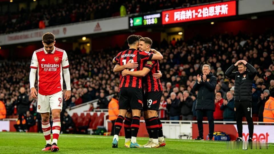 英超焦点战，阿森纳主场1-2爆冷负于伯恩茅斯，联赛争冠形势急转直下。全场球队进攻