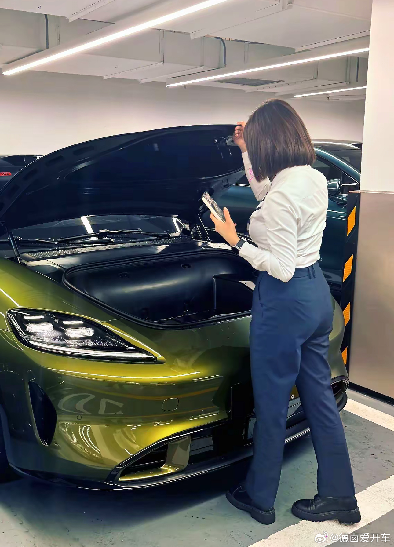 尚界 Z7 这前备箱看起来也不小，预计至少还会是电吸电弹前备箱，尚界品牌从 H5