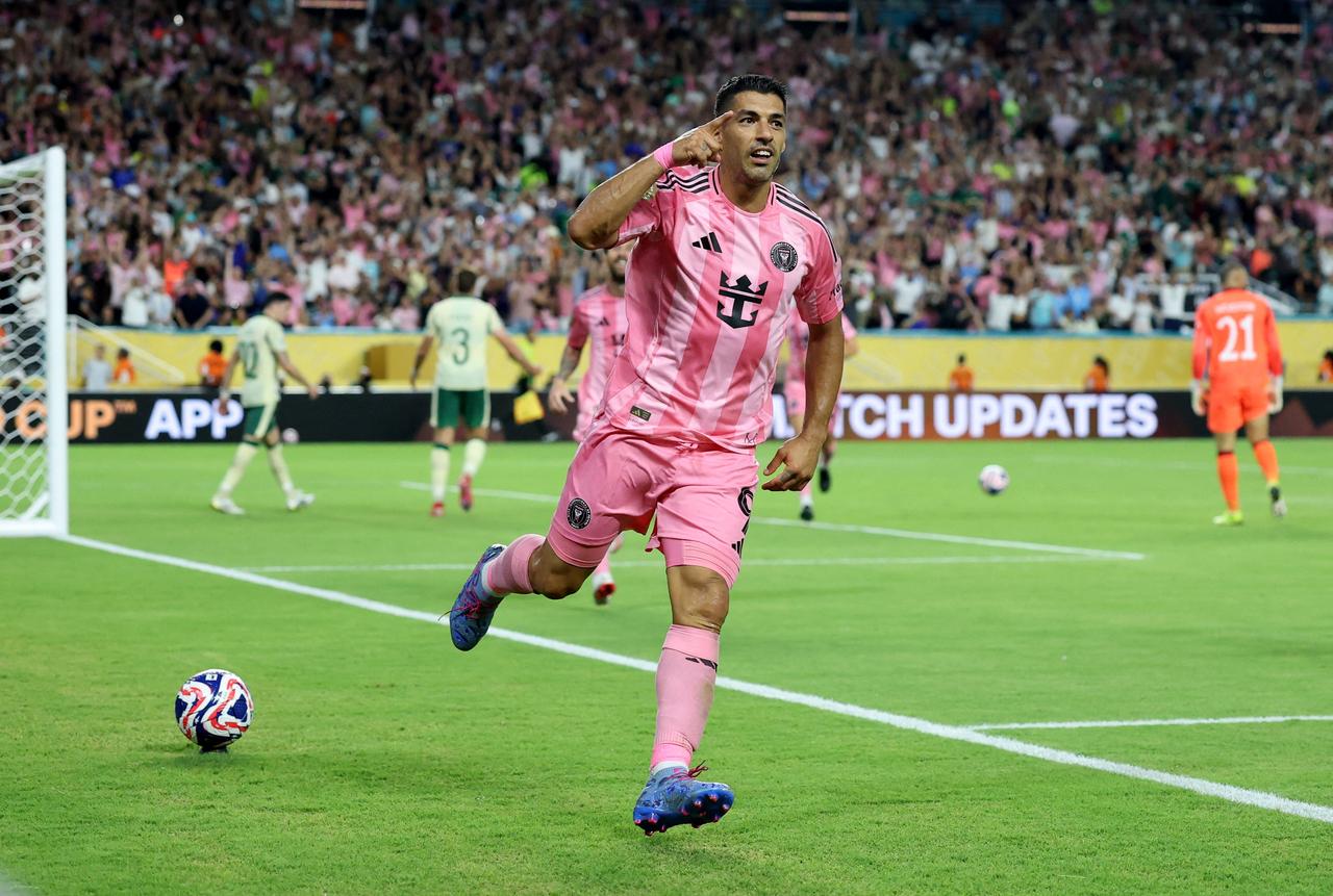 当年巴萨的MSN梅西、内马尔、苏亚雷斯，每个人都能传能带能射，而且还默契，场上场