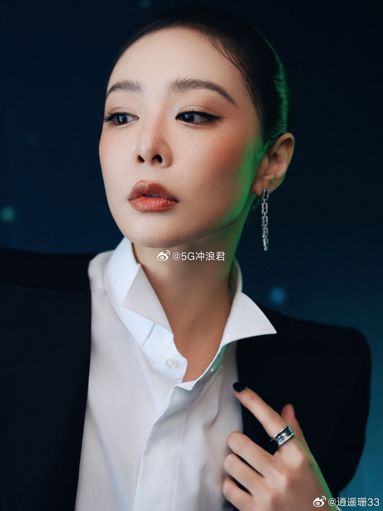 高叶长得mommy穿得daddy 在那么多华丽的礼服中，她这套西装反而显得很出众