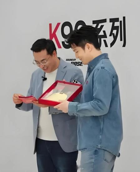 这次小米送的万元纯金球拍，可不是随便搞的排面——寓意“金球拍送金满贯”，刚好呼应