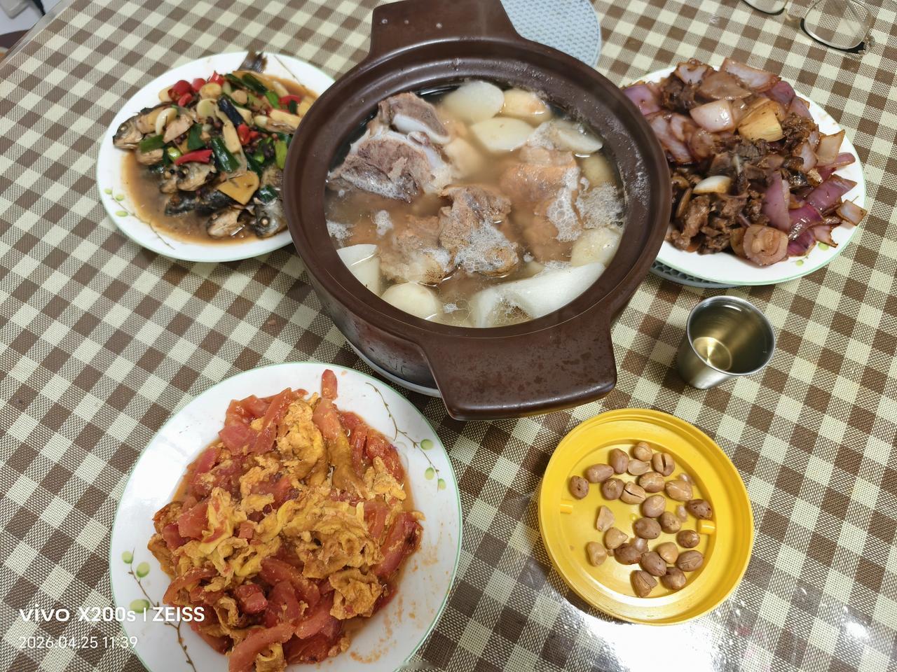 春日生活打卡季昨天孩子们回家吃饭，我在小水做的菜有筒子骨炖山药，红烧喜头鱼，西红