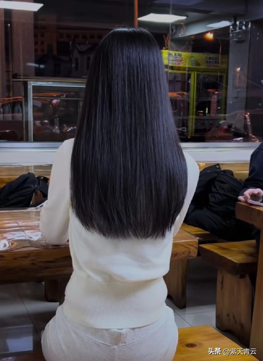 慢下来，心自安。
不追虚妄的光，
只守当下的暖。
繁华是过客，平淡归日常，
心有