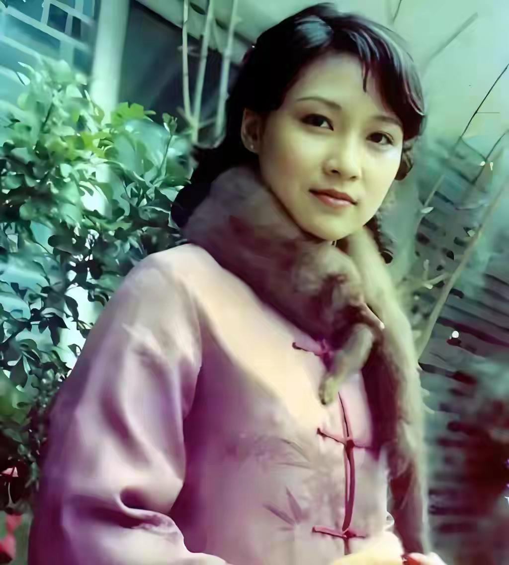 这姑娘穿着汉服，真好看！她叫什么名字？10年之前我们都看过他的剧。出演了很多古装