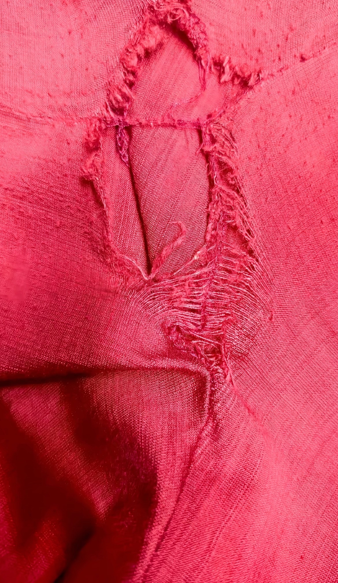 6月23日，网友反映：玉林女子在车站旁买的衣服穿几小时就坏，老板娘说不是质量问题