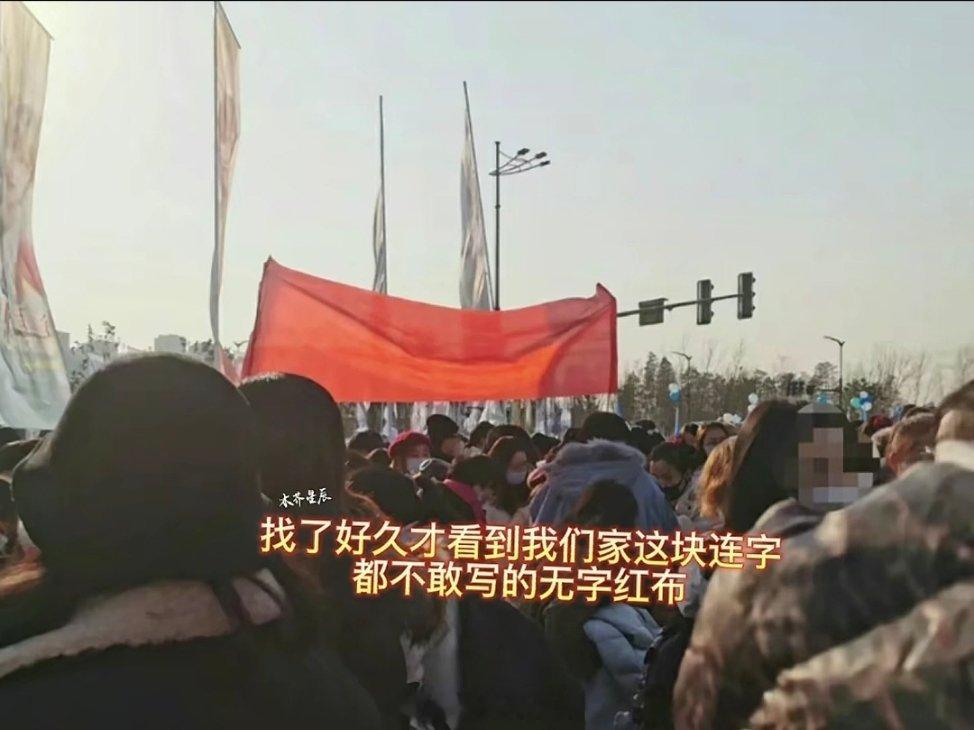 我挺直脊梁坦坦荡荡地爱着另一个挺直脊梁坦坦荡荡的人，为什么要躲藏。 