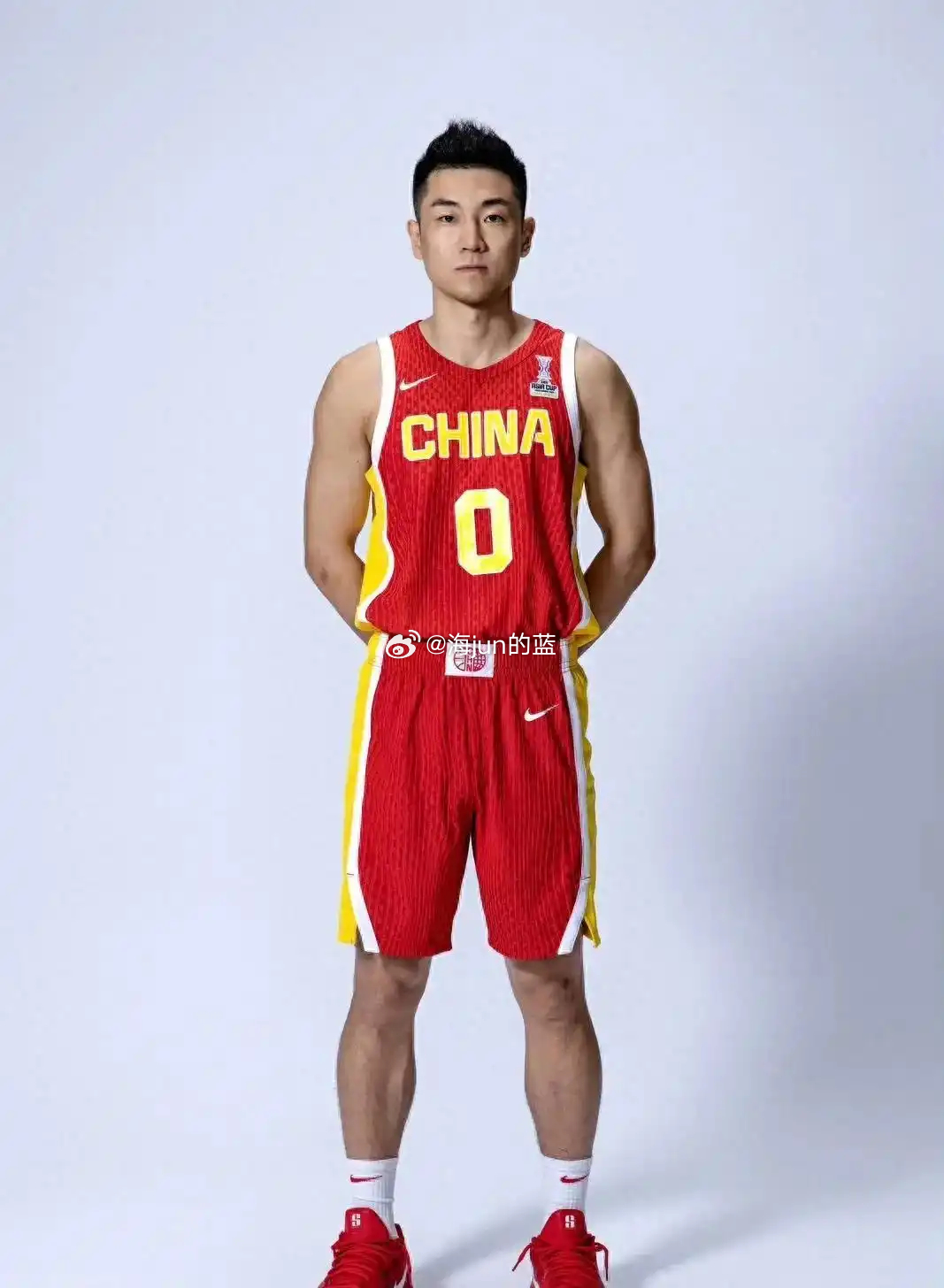 都知道韩国队的特点是三分，但上半场防守还是防不住对手三分，让李贤重和李政炫两个人